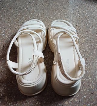 Sandalias blancas/ crema de plataforma.