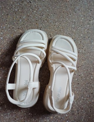 Sandalias blancas/ crema de plataforma.