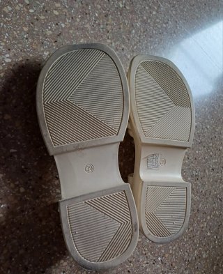 Sandalias blancas/ crema de plataforma.
