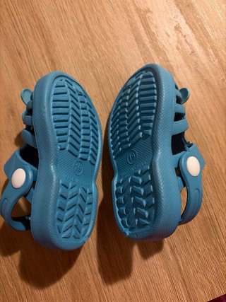 Sandali mare bimba azzurri con fiori