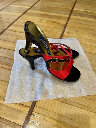 Sandalias de tacón rojas y doradas