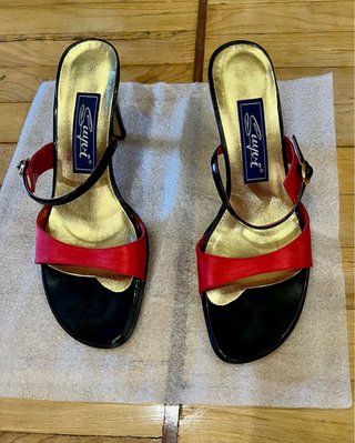 Sandalias de tacón rojas y doradas