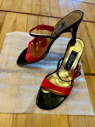 Sandalias de tacón rojas y doradas