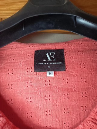 Top crop coral con volantes