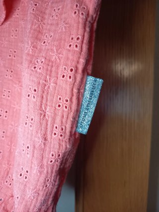 Top crop coral con volantes