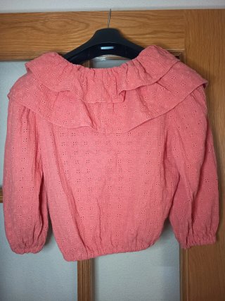 Top crop coral con volantes