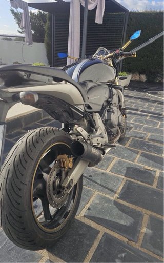 Honda CB 600F Negra con detalles dorada