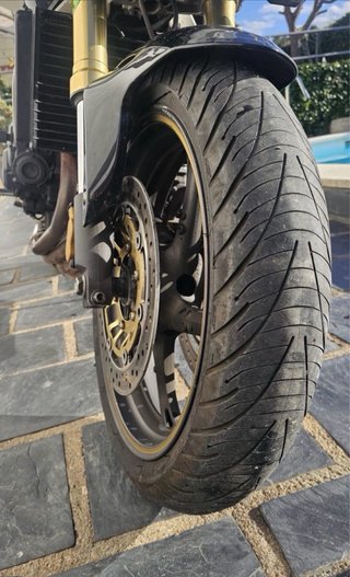Honda CB 600F Negra con detalles dorada