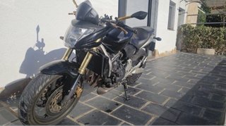 Honda CB 600F Negra con detalles dorada