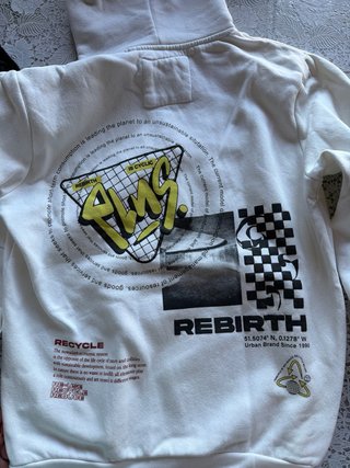 Sudadera blanca con estampado Rebirth