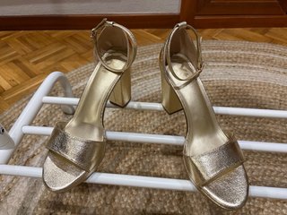 Sandalias de tacón doradas con pulsera
