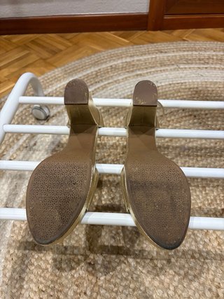Sandalias de tacón doradas con pulsera