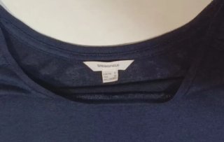 Suéter azul marino con encaje en hombros