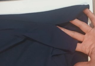 Suéter azul marino con encaje en hombros