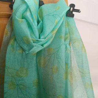 Vestido elegante  verde  pistacho con fular