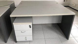 Mesas de oficina y cajoneras