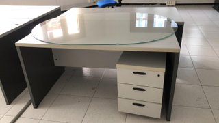 Mesas de oficina y cajoneras