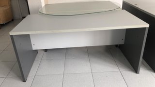Mesas de oficina y cajoneras