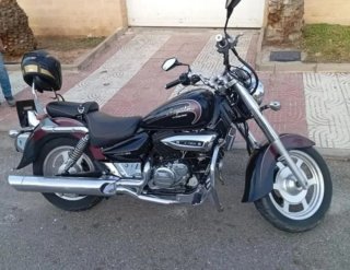 Moto Cruiser Negra y Plateada