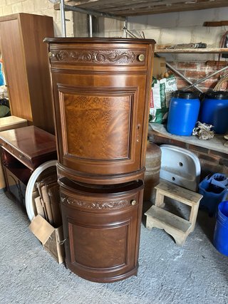 Mueble de madera tallado estilo clásico