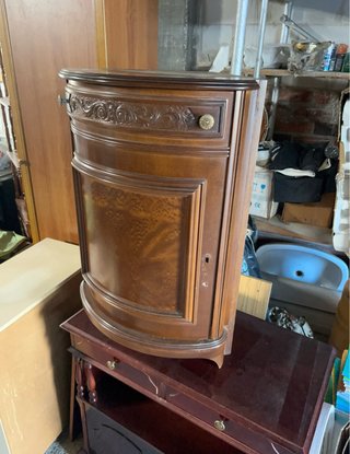 Mueble de madera tallado estilo clásico