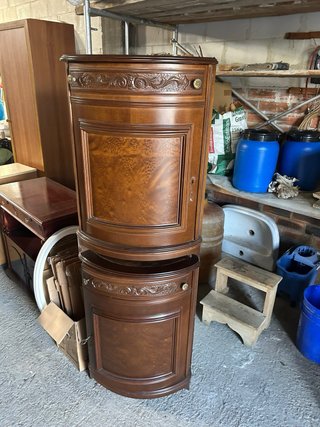 Mueble de madera tallado estilo clásico