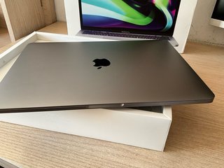MacBook Pro M2 Argento