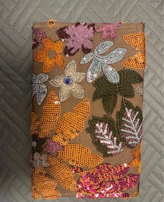 Cartera de mano con lentejuelas y flores