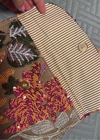 Cartera de mano con lentejuelas y flores