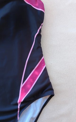 Bañador deportivo negro y rosa
