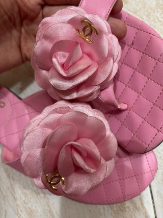 Sandalias Chanel rosas con flor