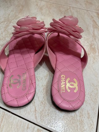 Sandalias Chanel rosas con flor