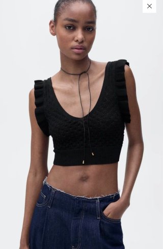 Top crop negro con volantes