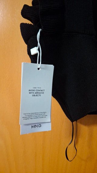Top crop negro con volantes