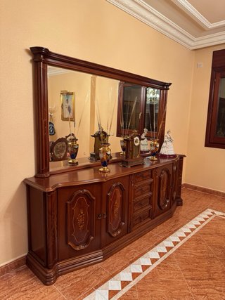 Mueble de salón y espejo se escuchan ofertas
