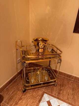 Mueble de salón y espejo se escuchan ofertas