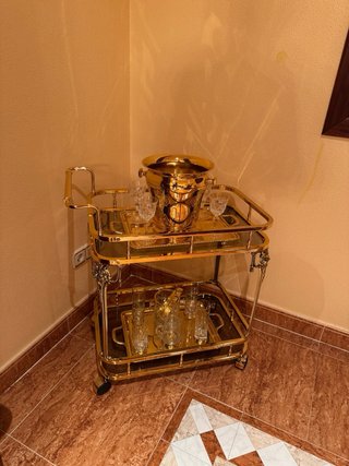 Mueble de salón y espejo se escuchan ofertas