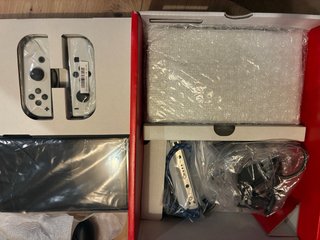 Nintendo Switch OLED Bianca + MicroSD