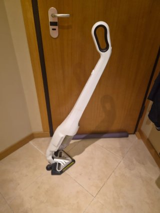 Aspirador Escoba Rowenta sin bolsa y sin cables.