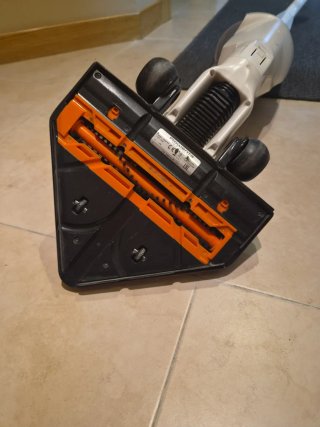 Aspirador Escoba Rowenta sin bolsa y sin cables.