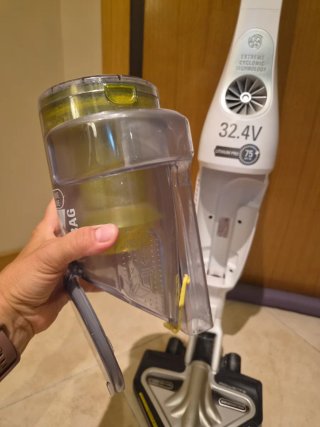 Aspirador Escoba Rowenta sin bolsa y sin cables.