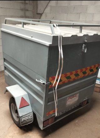Remolque de carga gris con reflectantes