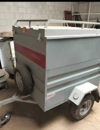 Remolque de carga gris con reflectantes