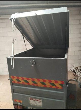 Remolque de carga gris con reflectantes