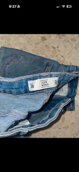 Pantalón corto vaquero desgastado