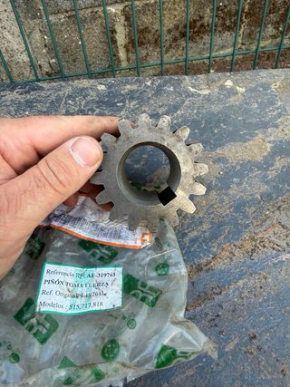 Piñón Toma Fuerza John Deere 717 818
