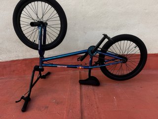 BMX Azul irridium 20” customizada 'Red Bull'
