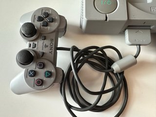 PlayStation 1 Sony + Tomb Raider