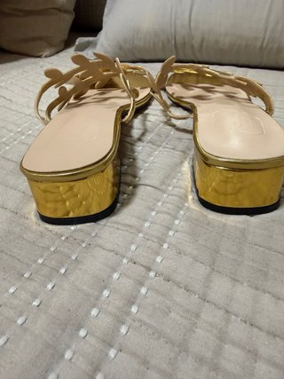 Sandalias doradas con hojas