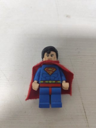 Lego Superman con capa roja